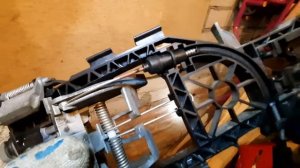 Не открывается дверь с наружней стороны, пустая ручка, тросик дверной ручки (Пассат  Б6, Passat B6)