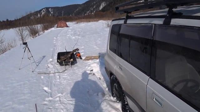 Застрял в сугробе Готовлю рыбный суп на берегу реки