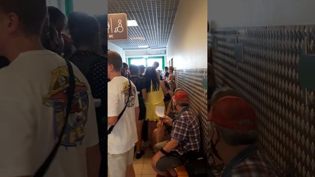 Уважаемые дамы и господа, как вы думаете, куда это скопление народа собралось? смотреть онлайн