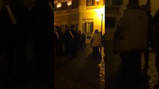 Lancia moneta dentro Palazzo Montecitorio смотреть онлайн