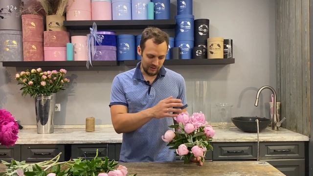 Как собрать БУКЕТ ИЗ ПИОНОВ. Нюансы сборки букета с пионами. Упаковка букета. Обучение флористике. смотреть онлайн