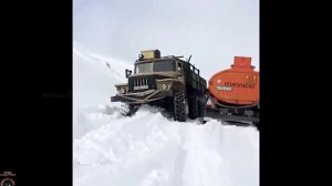 Опытные водители за рулем по суровому бездорожью.