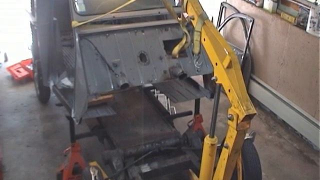 Body restoration of a rusty 2CV AZU...