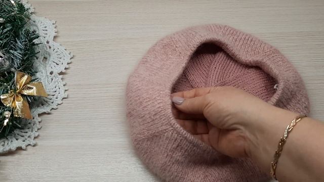 Пудровый комплект: берет, варежки, шарф смотреть онлайн