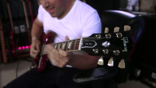 Gibson SG Standard 61 VS Gibson SG Standard 61 Maestro смотреть онлайн