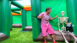 Nastya and papa in a mysterious maze with surprises