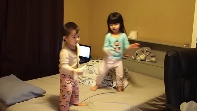 3yrs old playing Wii dancing game Nickelodeon Dance смотреть онлайн
