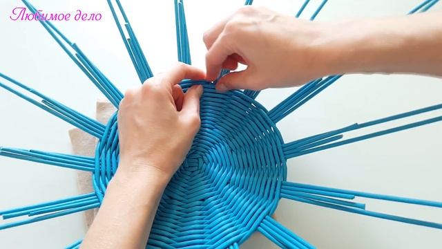 Тарелочка с ажурной загибкой из газетных трубочек! смотреть онлайн