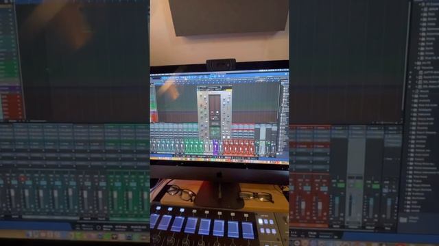 SSL UF8 and UC1 working in tandem in Studio One смотреть онлайн