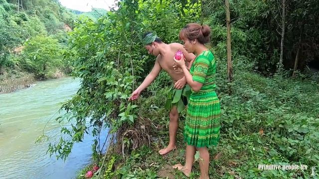 Primitive Life Ep 98 The Aboriginal boy picked up the girl who picked delicious fruit from above смотреть онлайн