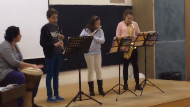 Roxy plays Saxophone at School Soiree смотреть онлайн