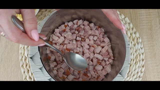 САЛАТ С ВЕТЧИНОЙ И КУКУРУЗОЙ. Очень вкусный простой САЛАТ на праздник! Рецепт салата. Кулинария. смотреть онлайн