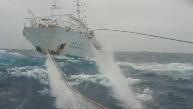 Ship in Storm | Towing A Fishing Vessel Through Massive Waves! (Ran Out Of Fuel) смотреть онлайн