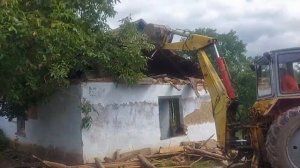 Сносим старый дом. Рушим дом. Снос дома экскаватором. Как снести дом. Розбераємо старий будинок.