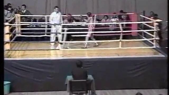 Спорт. Бокс. Чемпионат КР-2002. Финал 48 кг. Данияр Жоокаев-Гиесиддин Салиев смотреть онлайн
