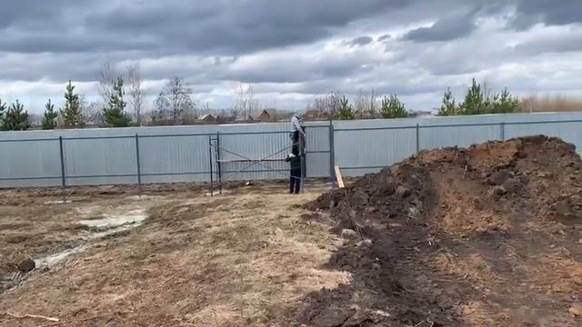 Окончание монтажа забора из профнастила (Горный Щит) смотреть онлайн