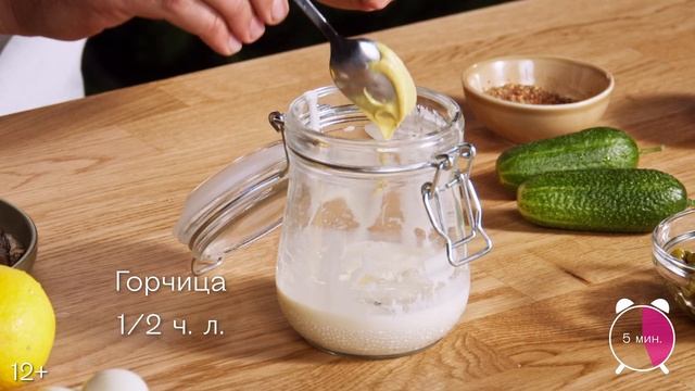 Готовим новогодний салат со шпротами и красной икрой за 5 минут до Нового года! смотреть онлайн