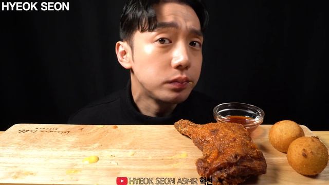 ASMR MUKBANG CHEESEBURGER CHICKEN LEG CHEESE BALL EATING SOUNDS バーガー Hambúrguer Hamburguesa 프랭크버거 먹 смотреть онлайн
