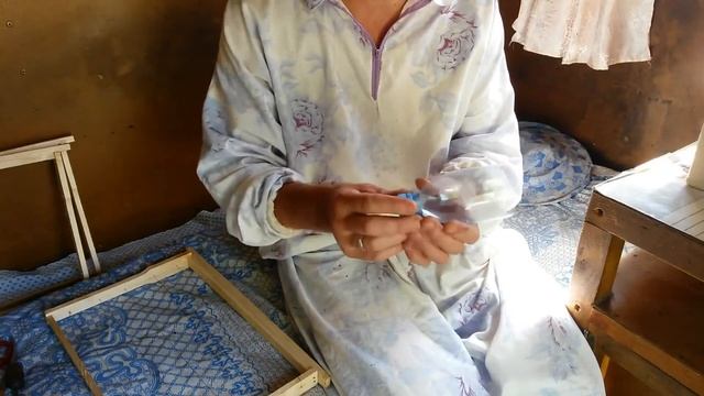 Натягиваю проволоку на рамки/Накатываю вощину катком/Проволоко держатель своими руками смотреть онлайн