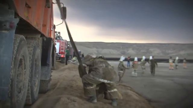 Пожар амбара с нефтяными отходами в Мангистауской области, 2015 смотреть онлайн