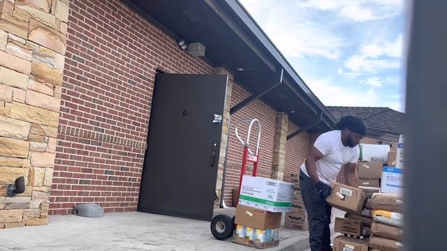 I THINK IT’S HAPPENING! | Food Service delivery смотреть онлайн