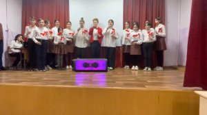 «Две красные гвоздики» исполняет 7 а СОШ 5 г.Азнакаево