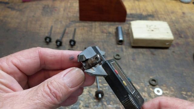 Replacing the leather compression seal on a vintage 1940's Red Ryder смотреть онлайн
