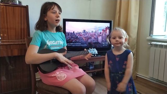 Аничка играет на укулеле(гавайская гитара). смотреть онлайн