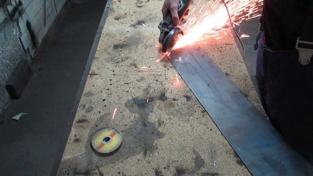 Как вырезать отверстие в металле болгаркой смотреть онлайн
