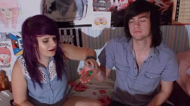 BRITISH COUPLE TRY AMERICAN CANDY!! смотреть онлайн