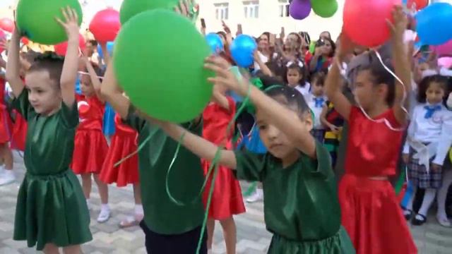 Emilia's First School Bell / Первый школьный звонок Эмилии смотреть онлайн