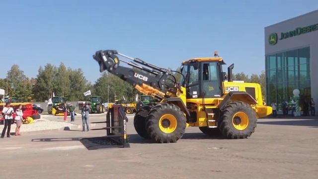 Демонстрация сельскохозяйственных погрузчиков JCB смотреть онлайн