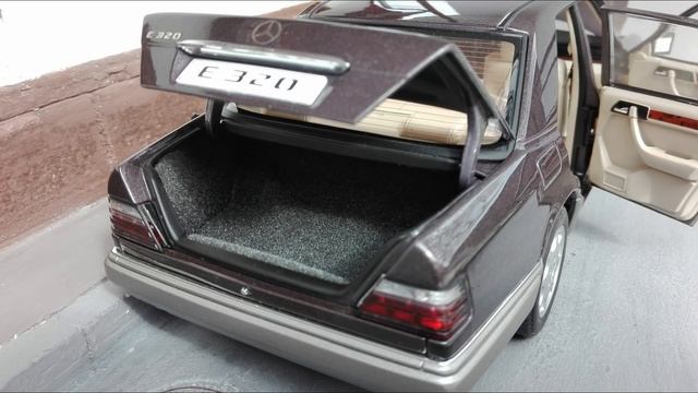 1:18 Mercedes-Benz W124 E320 '95 bornit - AutoArt (Dealer edition) смотреть онлайн