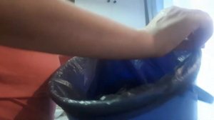 Мусорное ведро, лайфхак. укладываем пакет в ведро.  #лайфхак#мусорное#ведро#прищепки#пакет#