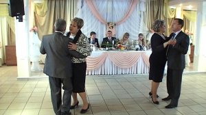 Гости поприветствовали родителей молодых на свадебном вечере