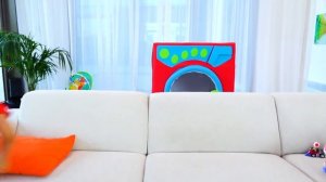 Влад и Никита играют с волшебной стиральной машиной