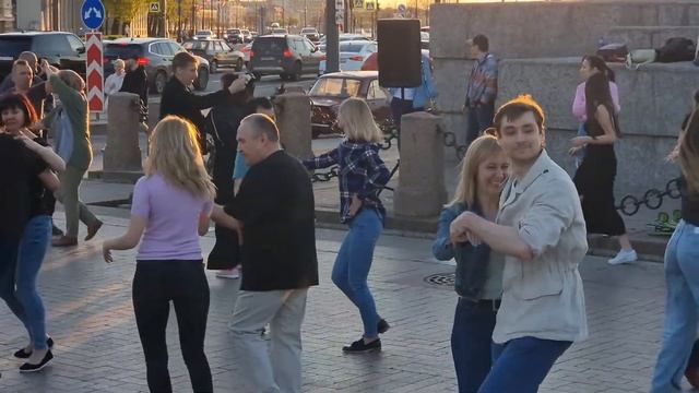 Salsa or Bachata (I don't know). Dancing on the Spit of Vasilyevsky Island, 2021/5/16 смотреть онлайн