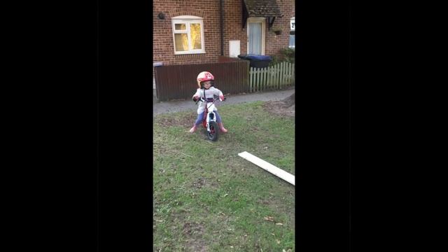AMAZING little girl riding her OSET trials bike and crashing!!!!! смотреть онлайн
