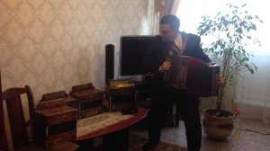 Платонов Александр играет на гармони