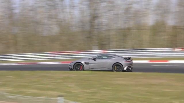 Обзор обновлённого Астон Мартин V12 Vantage смотреть онлайн