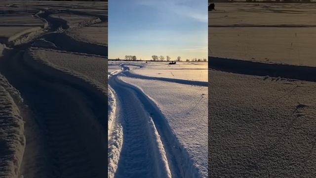 Покатушки на снегоходах в деревне.
