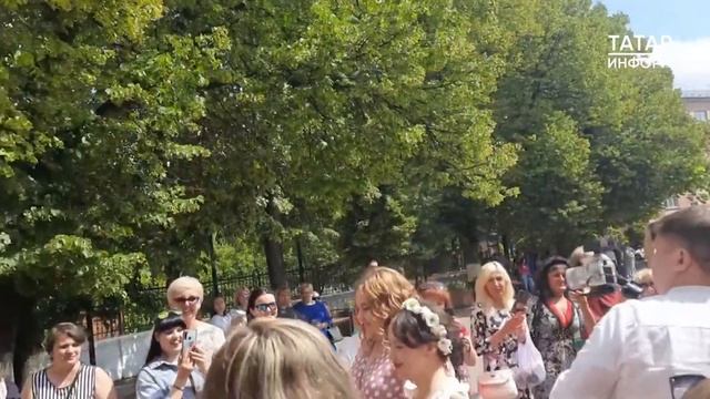 Аттестаты о получении среднего образования вручили в Елабуге 50 школьникам из Лисичанска смотреть онлайн