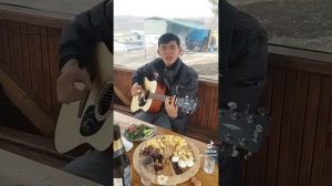 Казах поет и играет на гитаре