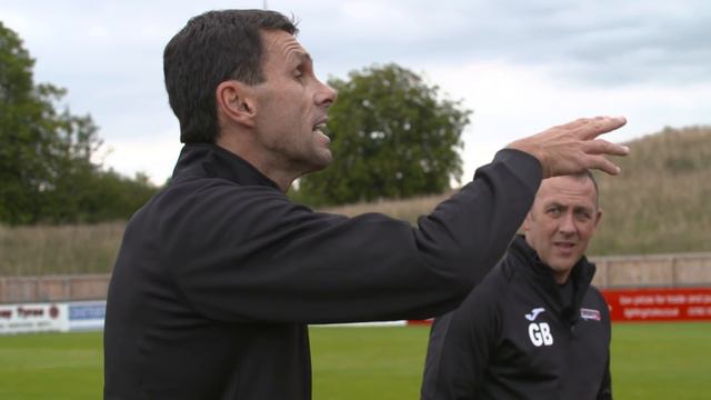 How to master pass selection | Pro Tips from Gus Poyet смотреть онлайн