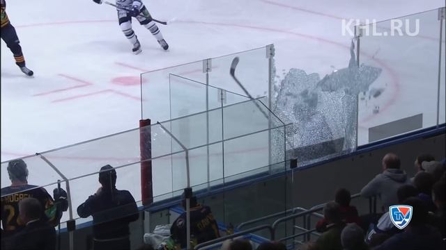 Ovechkin crushes the glass!  Овечкин разбивает стекло