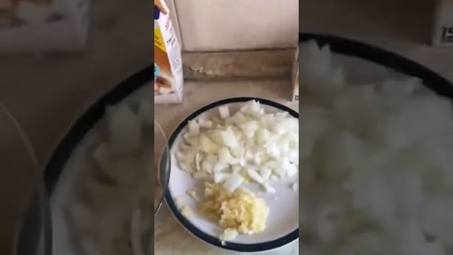 Готовим спагетти с куриной грудкой и грибами в сливочном соусе смотреть онлайн