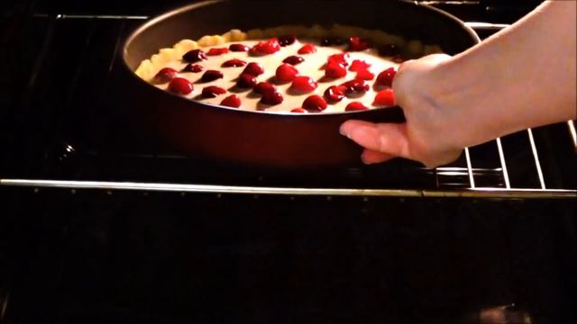 Как приготовить ПИРОГ С ОРЕХОВОЙ НАЧИНКОЙ И ВИШНЕЙ смотреть онлайн