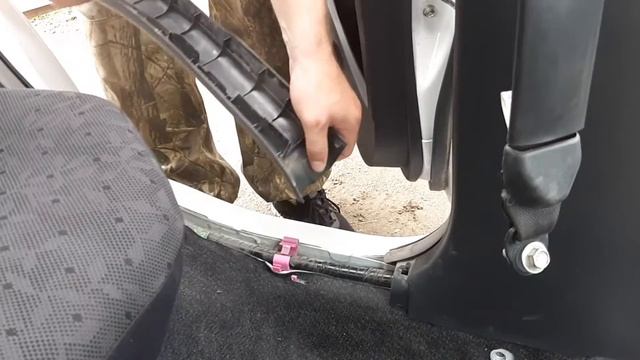 Вода под ковриком. Вода в салоне авто Toyota Vitz