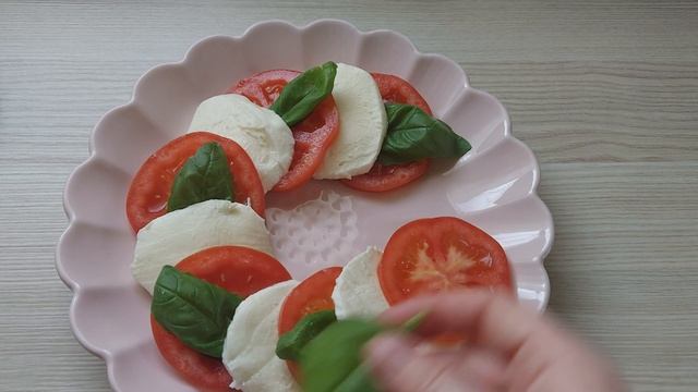 Итальянский салат "Капрезе" просто, вкусно и полезно. Салат за 2 минуты с помидорами и моцареллой. смотреть онлайн