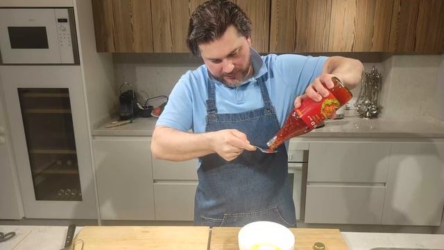 Салат с авокадо, огурцами и креветками смотреть онлайн